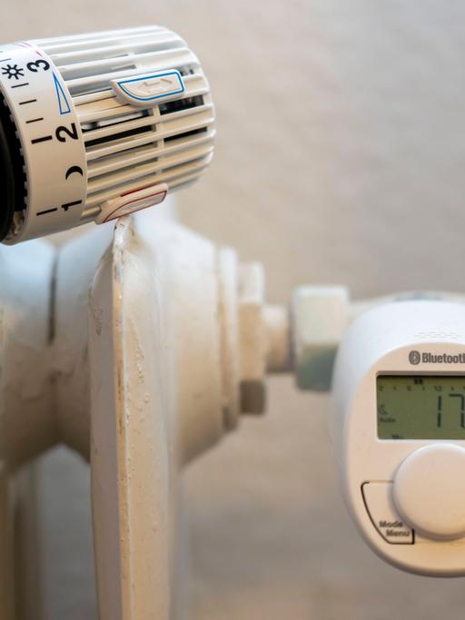 An einer Heizung ist ein Thermostat angebracht, das per Bluetooth funktioniert. 