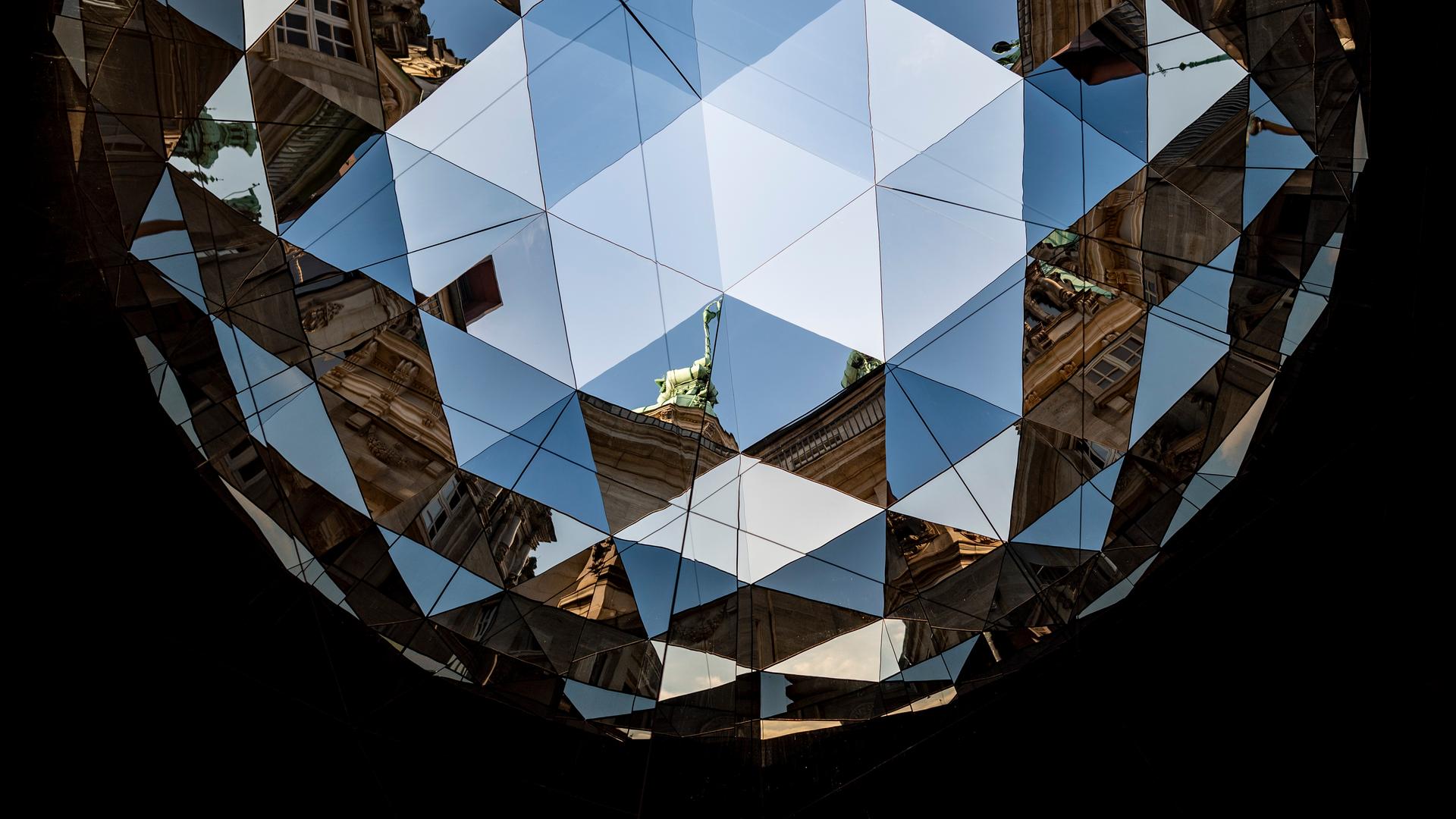 Blick in ein Kaleidoskop, Elemente der umliegenden Häuser und des Rathauses in Hamburg sind zu sehen. Blick in ein Kaleidoskop, Elemente der umliegenden Häuser und des Rathauses in Hamburg sind zu sehen.