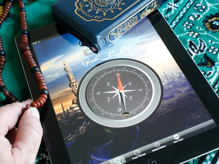 Eine islamische Kompass-App zeigt auf einem Tablet an, in welcher Richtung Mekka liegt.