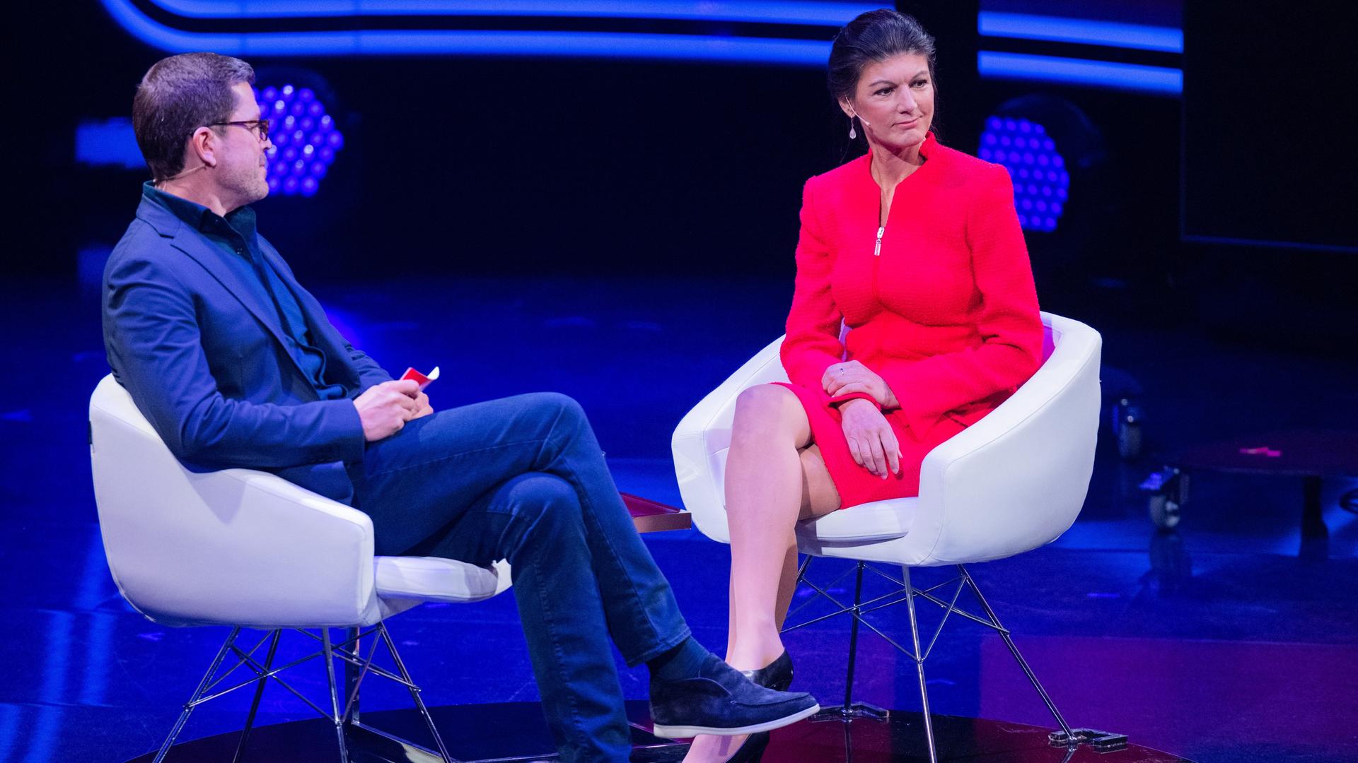 Karl-Theodor zu Guttenberg, Moderator, und Sahra Wagenknecht (Die Linke), sitzen beim RTL-Jahresrückblick "Menschen, Bilder, Emotionen 2022" im Studio.