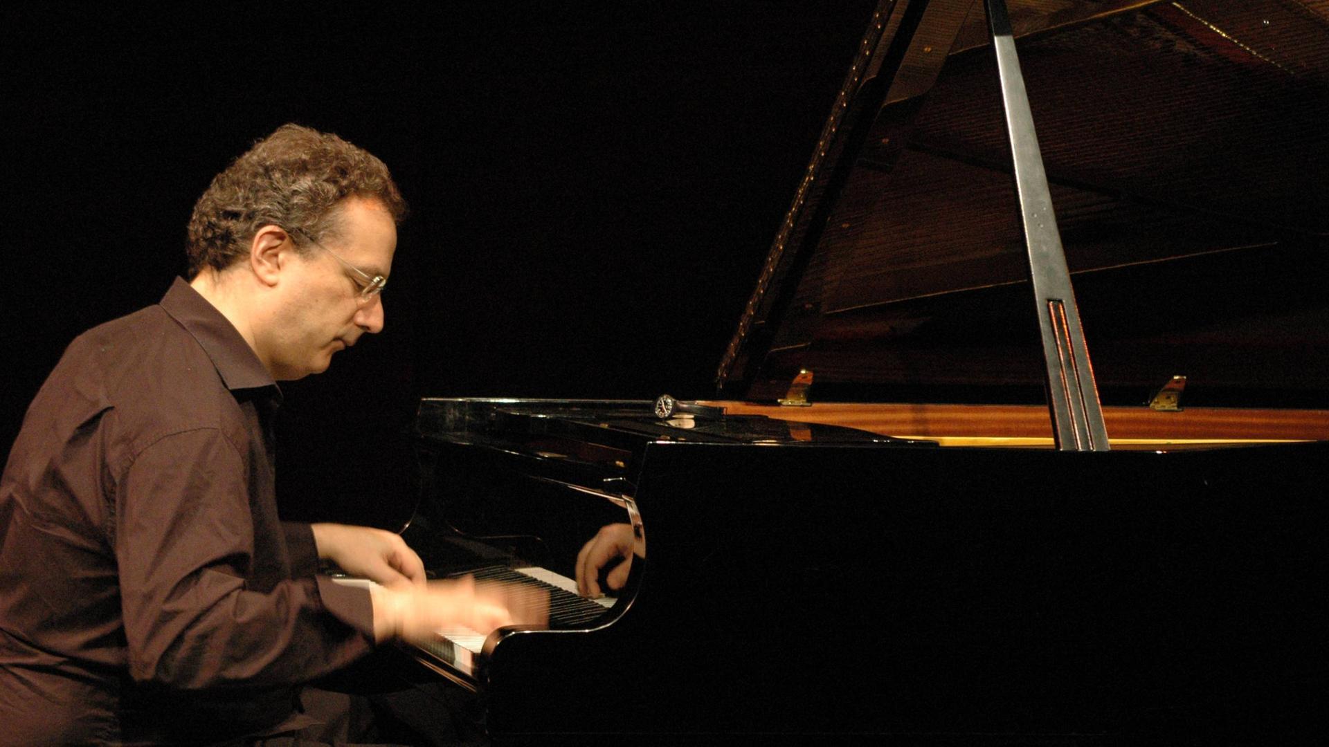 Der amerikanische Jazz-Pianist und Komponist Uri Caine. Der amerikanische Jazz-Pianist und Komponist Uri Caine.