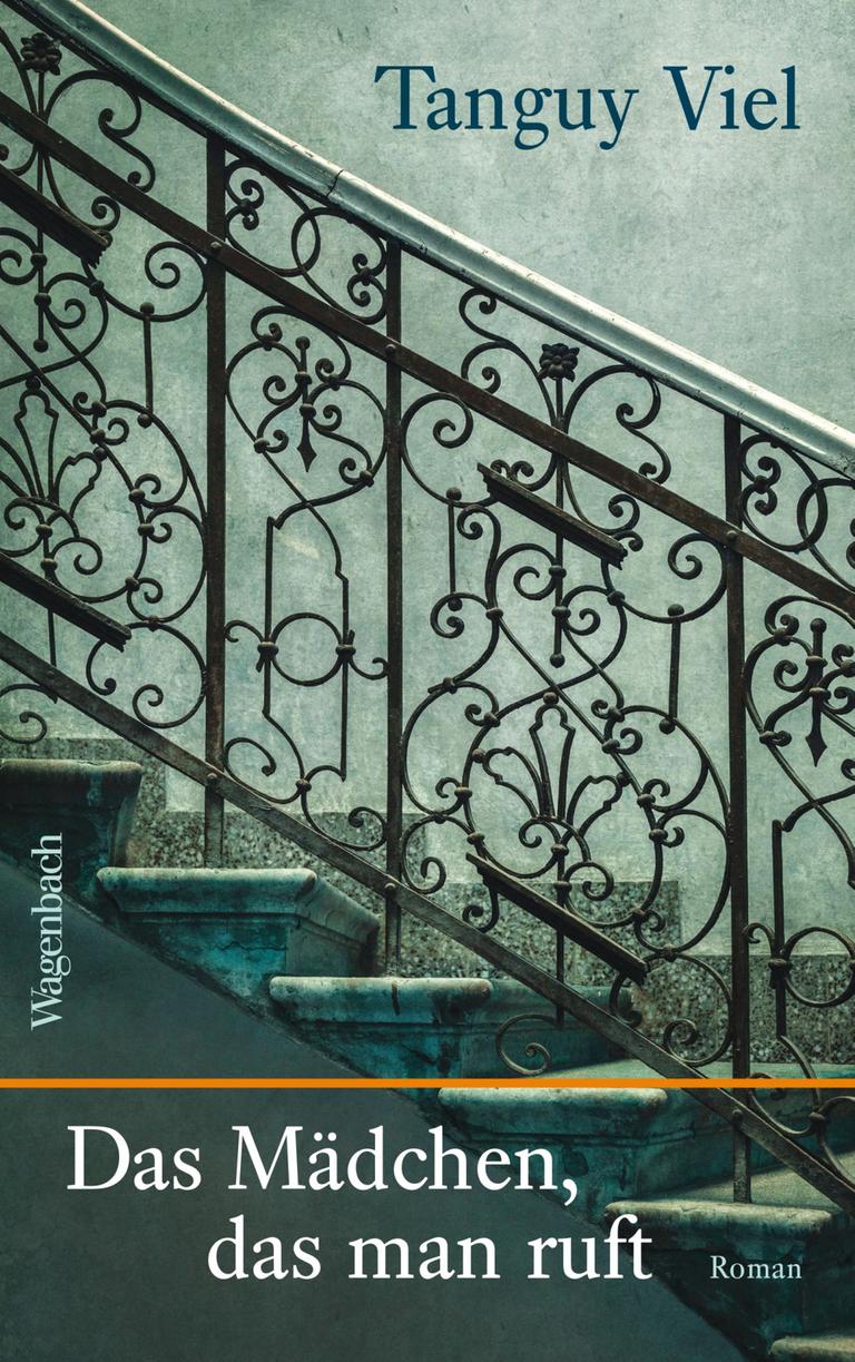 Auf dem Cover von "Das Mädchen, das man ruft" sind Autorenname und Buchtitel zu sehen, die auf das Foto einer steinernen Treppe mit gusseisernem Geländer gedruckt sind. Auf dem Cover von "Das Mädchen, das man ruft" sind Autorenname und Buchtitel zu sehen, die auf das Foto einer steinernen Treppe mit gusseisernem Geländer gedruckt sind.