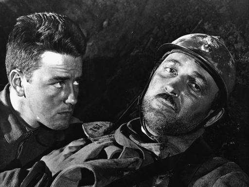 Szene aus dem Antikriegsfilm „Im Westen nichts Neues“. Zwei Soldaten liegen in einem Schützengraben. 