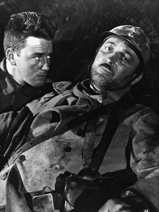 Szene aus dem Antikriegsfilm „Im Westen nichts Neues“. Zwei Soldaten liegen in einem Schützengraben. 