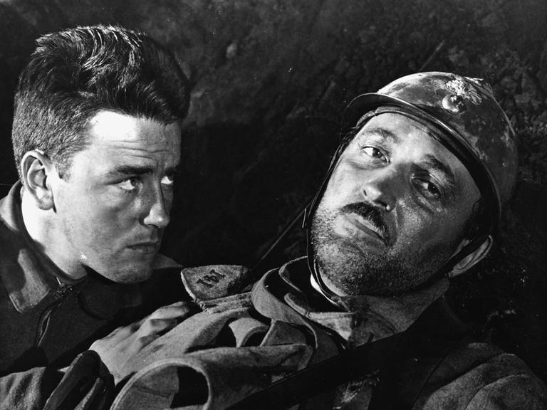 Szene aus dem Antikriegsfilm „Im Westen nichts Neues“. Zwei Soldaten liegen in einem Schützengraben. 