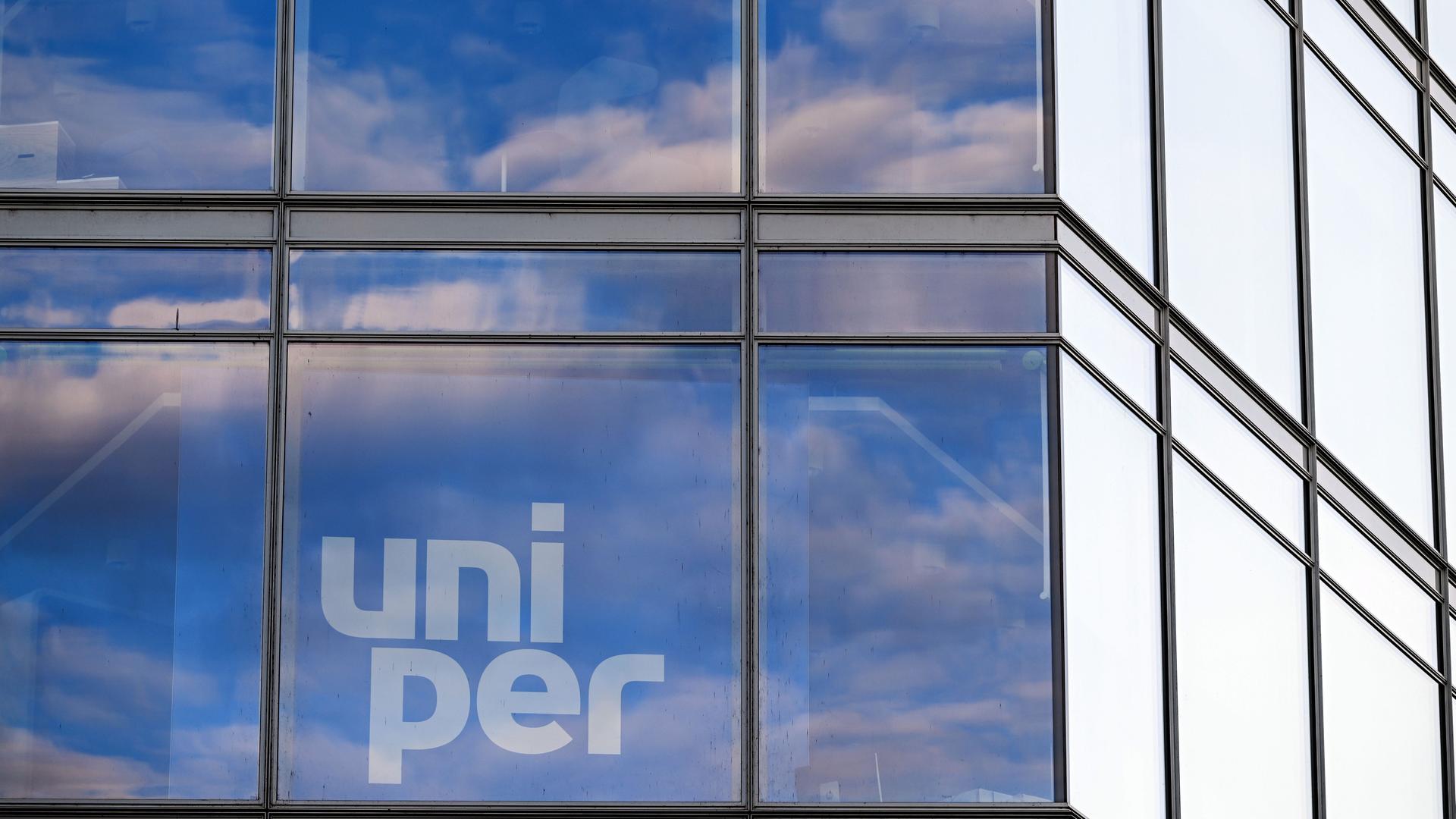 Wolken spiegeln sich in Glas-Scheiben. Da ist der Namen "Uniper" zu lesen. Wolken spiegeln sich in Glas-Scheiben. Da ist der Namen "Uniper" zu lesen.