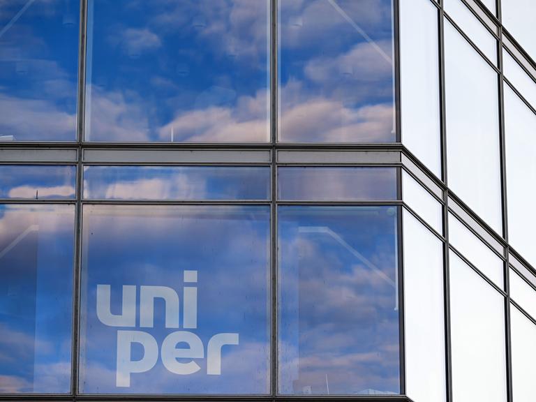 Wolken spiegeln sich in einer Glasfassade mit dem Uniper-Schriftzug, Deutschlands größe, Gasimporteur. 
