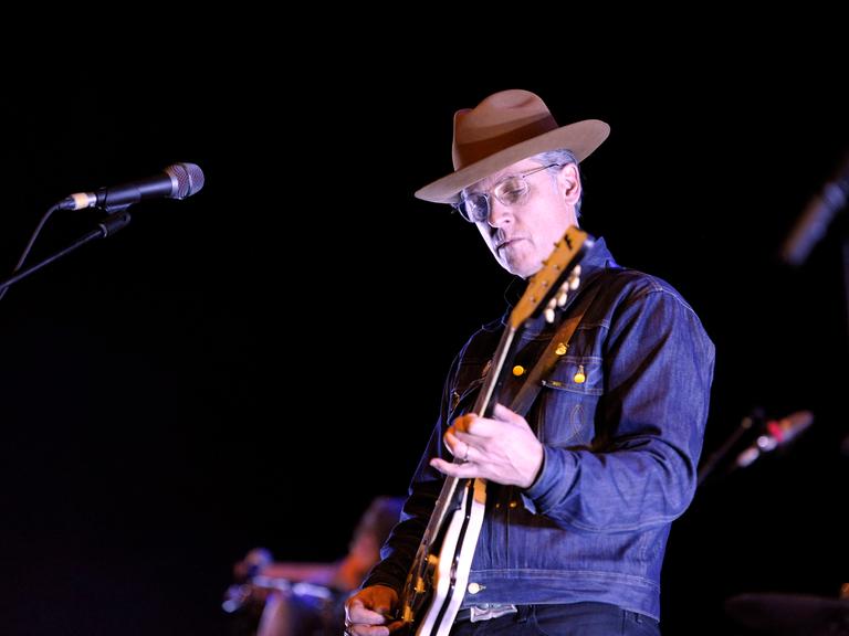 Joey Burns, der Sänger und Gitarrist der US-Band Calexico, bei einem Konzert.