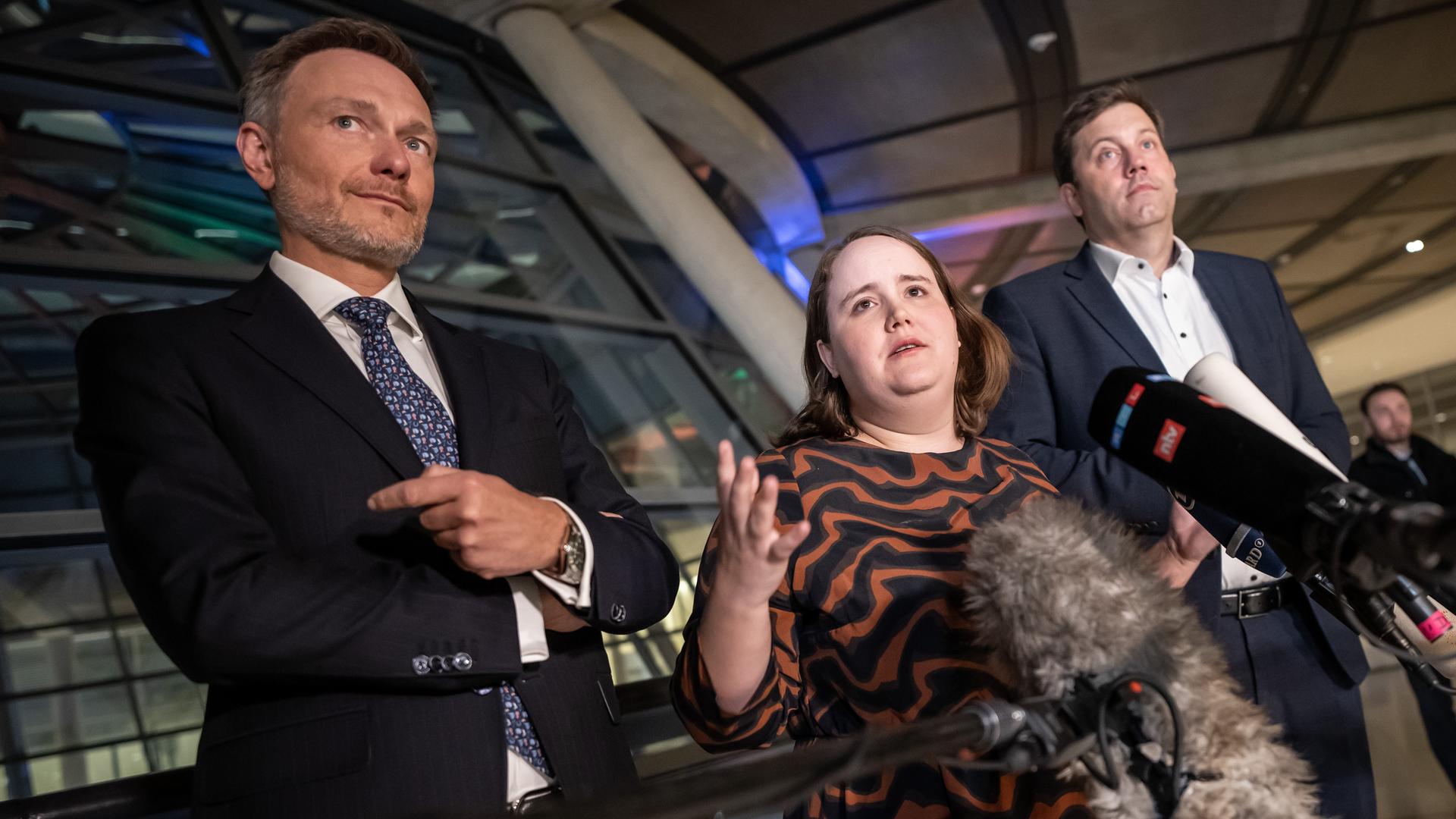 Die Parteichefs der Koalitionsparteien Christian Lindner (FDP, links), Ricarda Lang (Grüne, Mitte), und Lars Klingbeil (SPD, rechts) sprechen im Bundestag nach dem Koalitionsausschuss. Die Parteichefs der Koalitionsparteien Christian Lindner (FDP, links), Ricarda Lang (Grüne, Mitte), und Lars Klingbeil (SPD, rechts) sprechen im Bundestag nach dem Koalitionsausschuss.