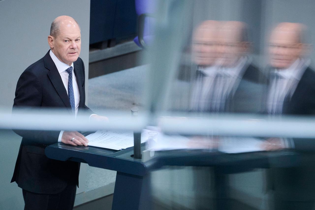 Bundeskanzler Olaf Scholz SPD während seiner Regierungserklärung im Rahmen der Sitzung des Deutschen Bundestags in Berlin. Bundeskanzler Olaf Scholz SPD während seiner Regierungserklärung im Rahmen der Sitzung des Deutschen Bundestags in Berlin.