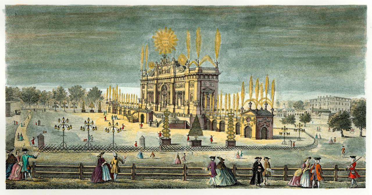 Ein Stich zeigt geschmückte Gebäude, davor Zuschauer: Aufbau für die Uraufführung von Georg Friedrich Händels Feuerwerksmusik in London 1749.