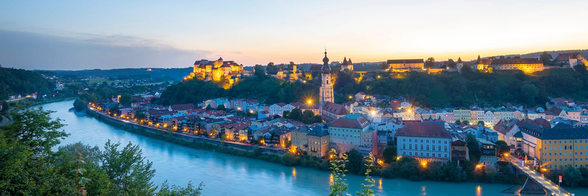 Blick über den Fluss Salzach auf die beleuchtete Burg in Burghausen Blick über den Fluss Salzach auf die beleuchtete Burg in Burghausen