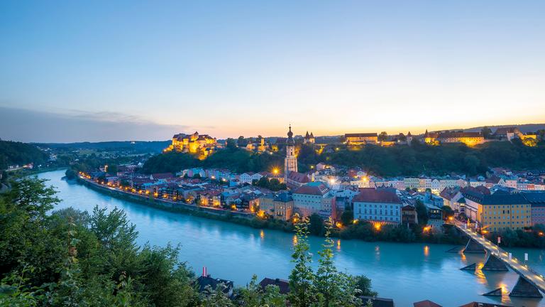 Blick über den Fluss Salzach auf die beleuchtete Burg in Burghausen Blick über den Fluss Salzach auf die beleuchtete Burg in Burghausen