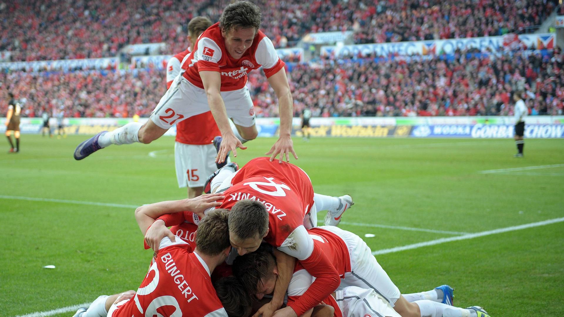 Fußballer des FSV Mainz 05 jubeln über ein Tor und bilden einen Menschenhaufen. Fußballer des FSV Mainz 05 jubeln über ein Tor und bilden einen Menschenhaufen.