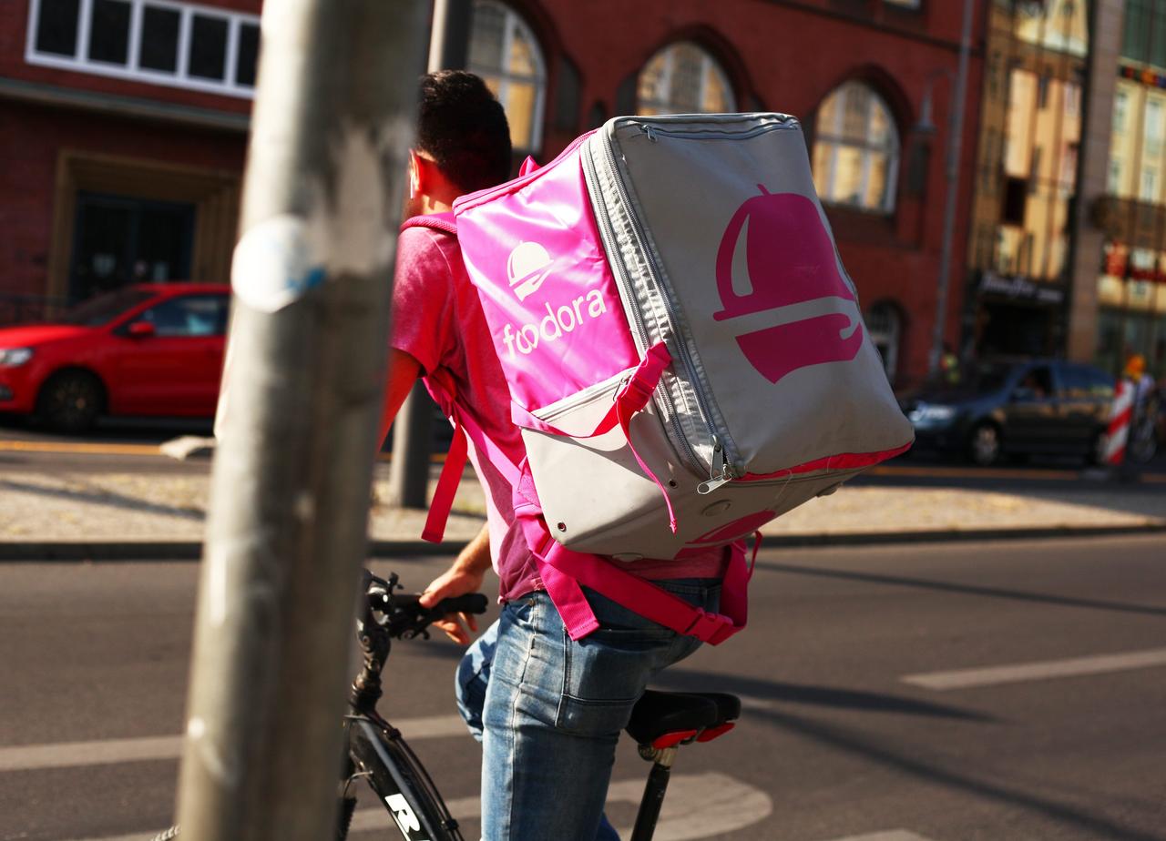 Fahrer von Foodora auf einem Fahrrad Fahrer von Foodora auf einem Fahrrad