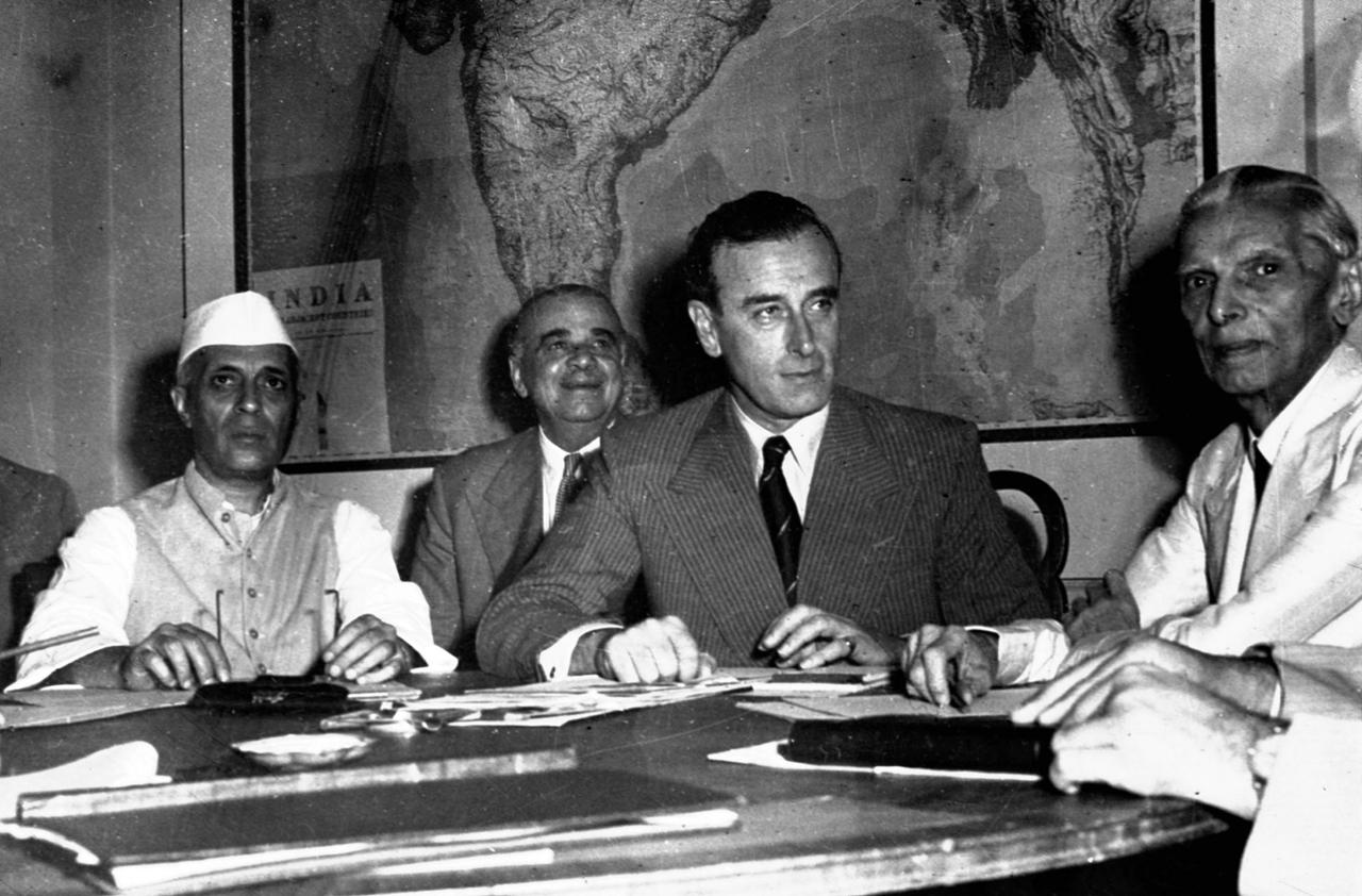 Pandit Nehru, Lord Mountbatten und Muhammad Ali Jinnah (v. l. n. r.; am Tisch sitzend) diskutieren die Teilung Indiens, 1946 Pandit Nehru, Lord Mountbatten und Muhammad Ali Jinnah (v. l. n. r.; am Tisch sitzend) diskutieren die Teilung Indiens, 1946