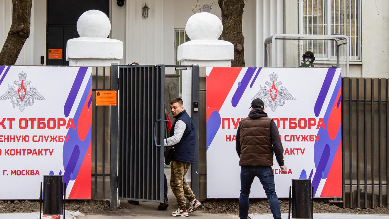Menschen gehen im April in Moskau durch das gemeinsame Rekrutierungszentrum für den Wehrdienst unter Vertrag, das im April seine Arbeit aufnahm.