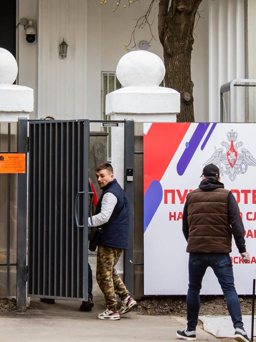 Menschen gehen im April in Moskau durch das gemeinsame Rekrutierungszentrum für den Wehrdienst unter Vertrag, das im April seine Arbeit aufnahm.