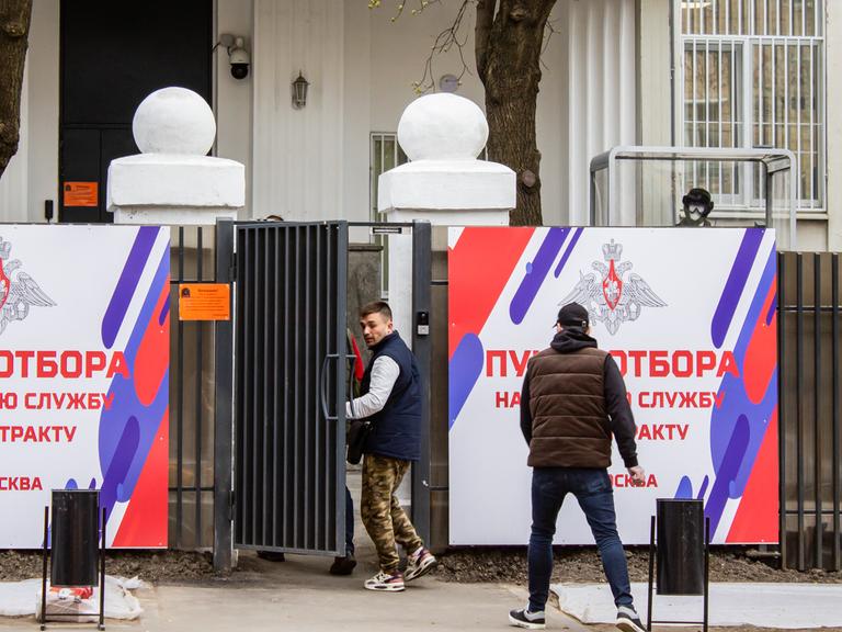 Menschen gehen im April in Moskau durch das gemeinsame Rekrutierungszentrum für den Wehrdienst unter Vertrag, das im April seine Arbeit aufnahm.
