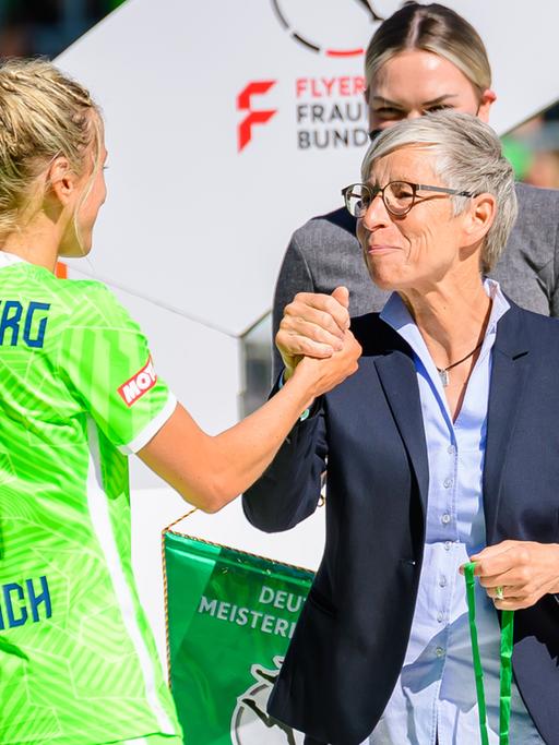 Sabine Mammitzsch, DFB-Vizepräsidentin des deutschen Frauen- und
Mädchenfußball, freut sich das die Hype der EM in den Alltag hinübergerettet werden konnte