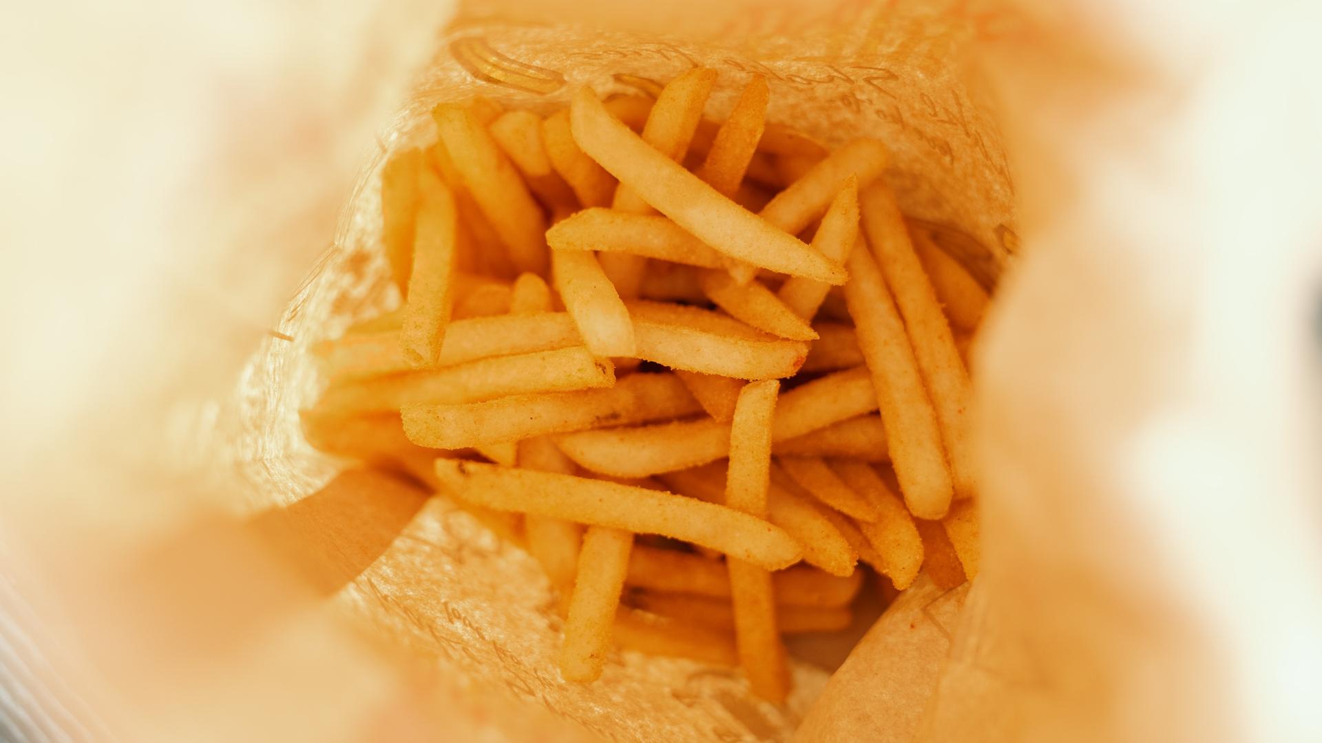 Eine Portion des Fastfood Klassikers Pommes frites. Eine Portion des Fastfood Klassikers Pommes frites.