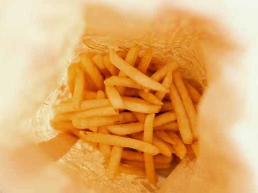 Eine Portion des Fastfood Klassikers Pommes frites.