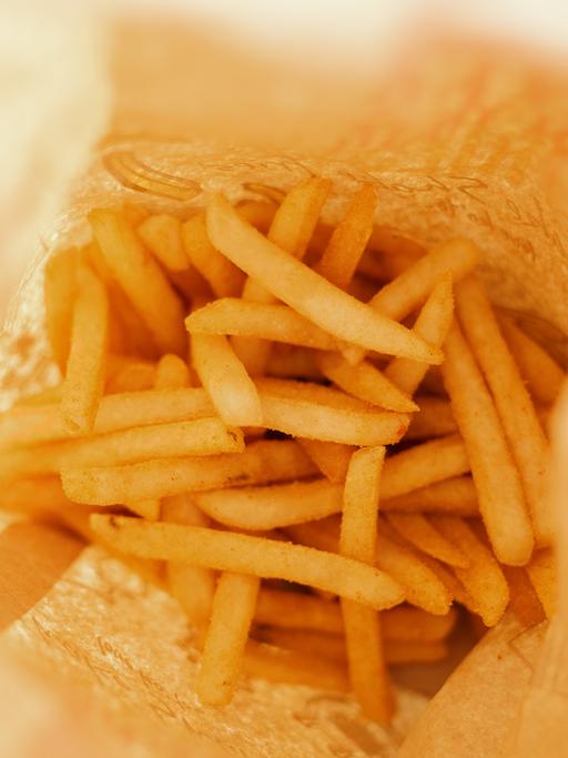 Eine Portion des Fastfood Klassikers Pommes frites.