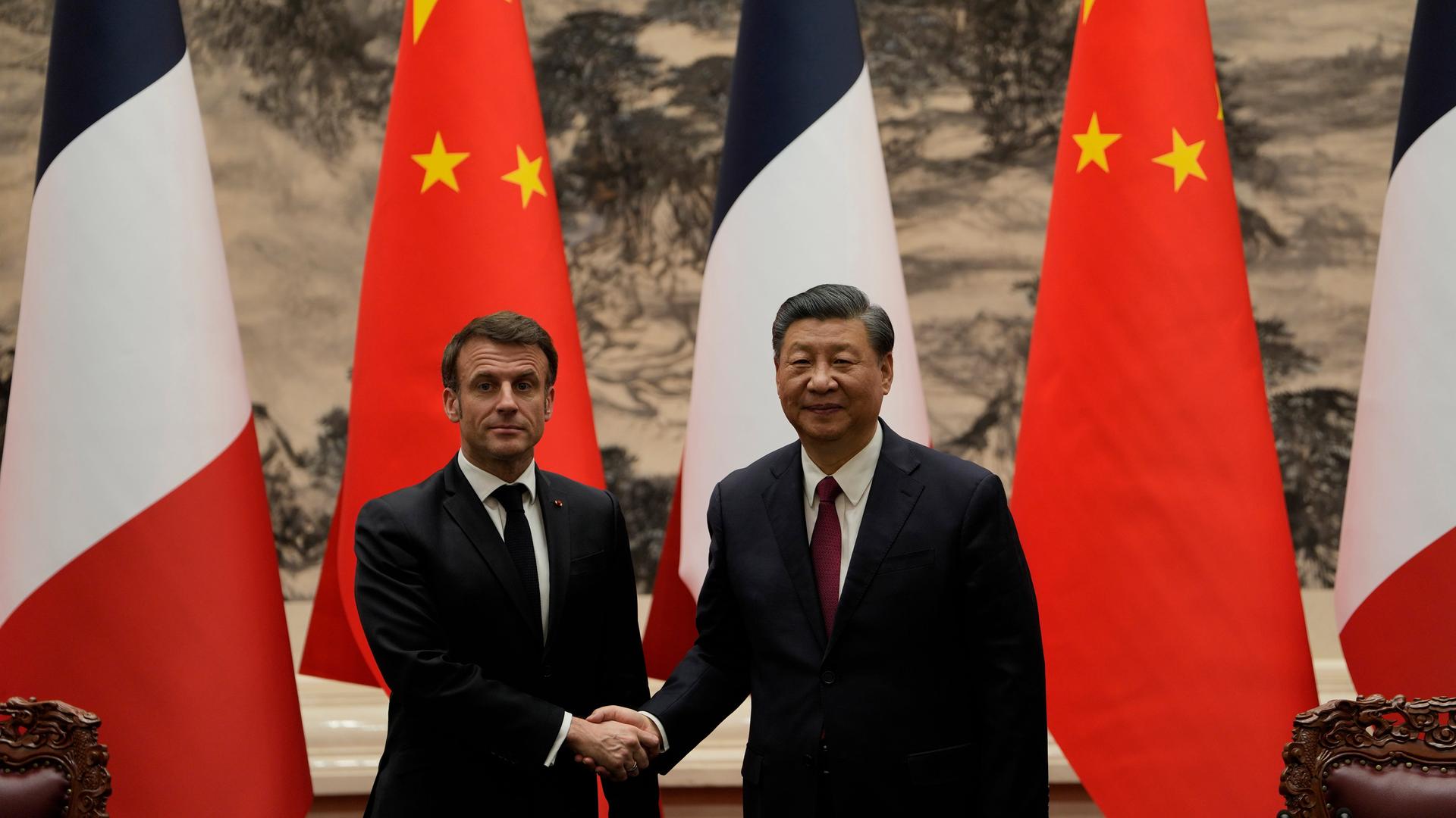 Zu sehen sind Frankreichs Präsident Macron, links, und Chinas Staatschef Xi bei Macrons Besuch in Peking. Zu sehen sind Frankreichs Präsident Macron, links, und Chinas Staatschef Xi bei Macrons Besuch in Peking.