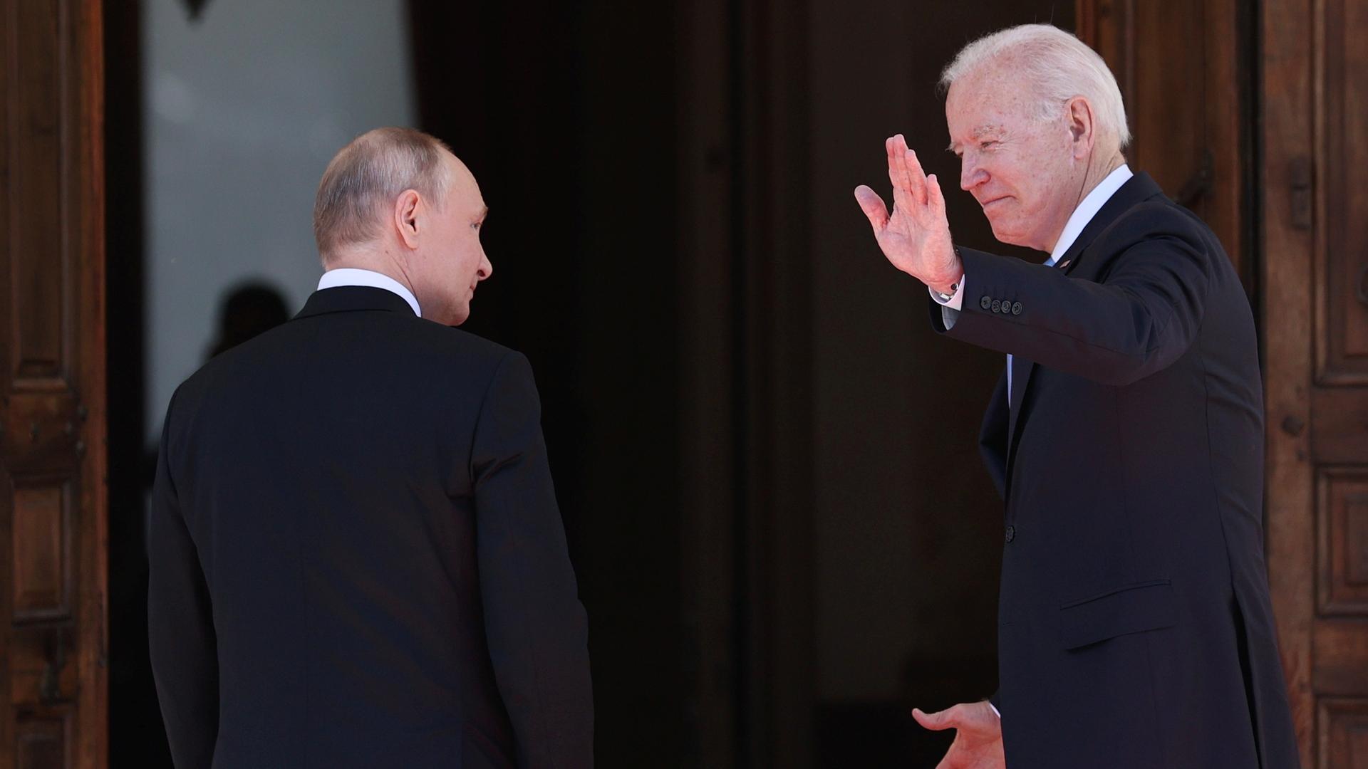 Gipfeltreffen Sommer 2021 in Genf: Russlands Präsident Wladimir Putin (l.) und US-Präsident Joe Biden (r.) Gipfeltreffen Sommer 2021 in Genf: Russlands Präsident Wladimir Putin (l.) und US-Präsident Joe Biden (r.)