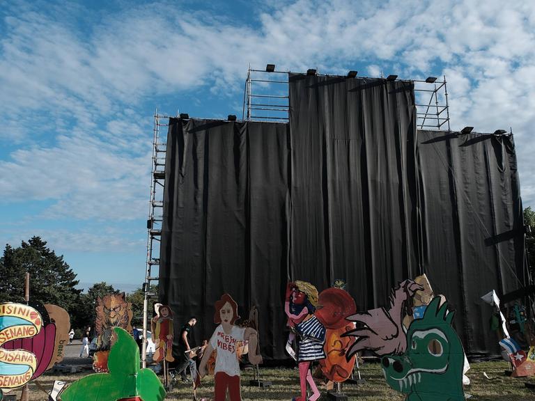 Das Banner des indonesischen Künstlerkollektivs Taring Padi mit antisemitischen Darstellungen wird am 21. Juni in Kassel auf der Documenta abgehängt.