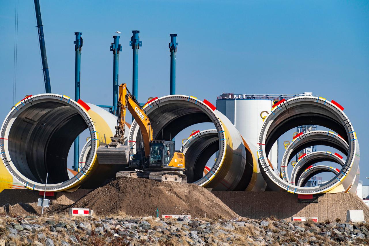 Fundamente für Offshore-Windanlagen im Seehafen von Rotterdam: Auf diesen Rohren, die im Seeboden in bis zu 60 Metern Wassertiefe verbaut werden, werden Windkraftanlagen montiert. Fundamente für Offshore-Windanlagen im Seehafen von Rotterdam: Auf diesen Rohren, die im Seeboden in bis zu 60 Metern Wassertiefe verbaut werden, werden Windkraftanlagen montiert.