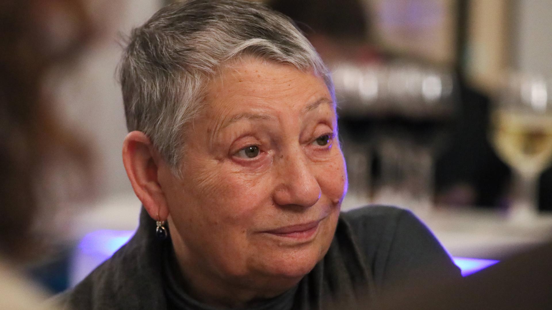 Die Schriftstellerin Lyudmila Ulitskaya hat kurze, graue Haare.