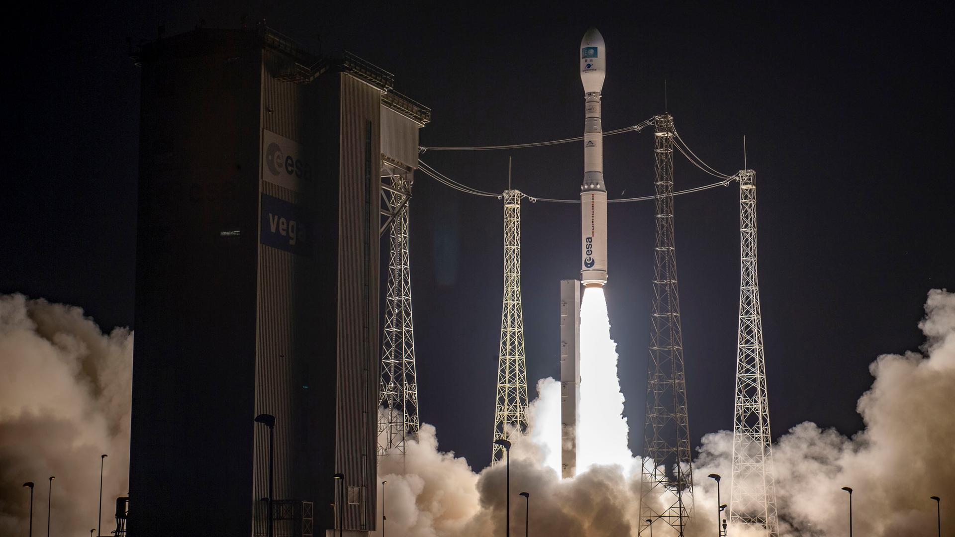 Eine große Rakete startet.