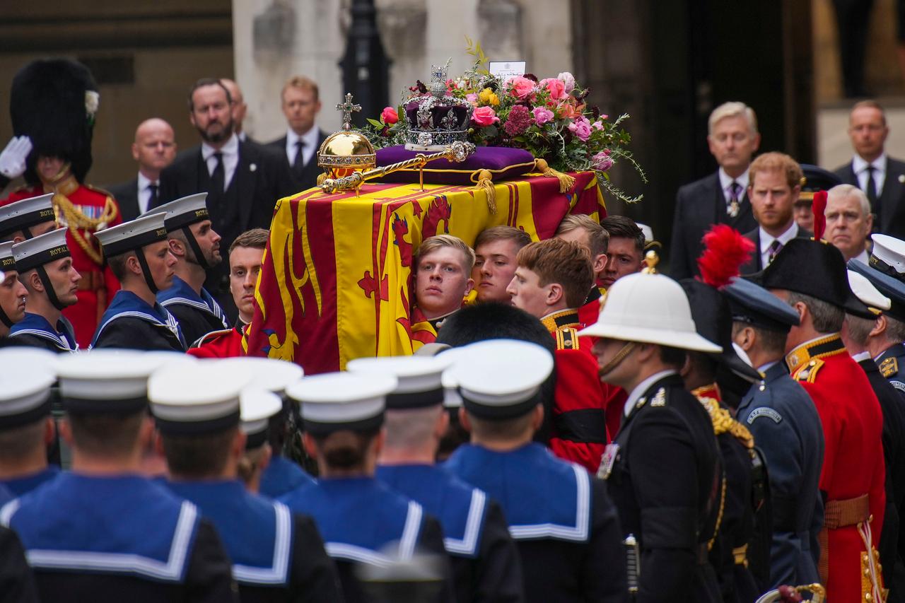 Der Sarg der Königin Elisabeth der Zweiten wird in die Westminster Abbey getragen.