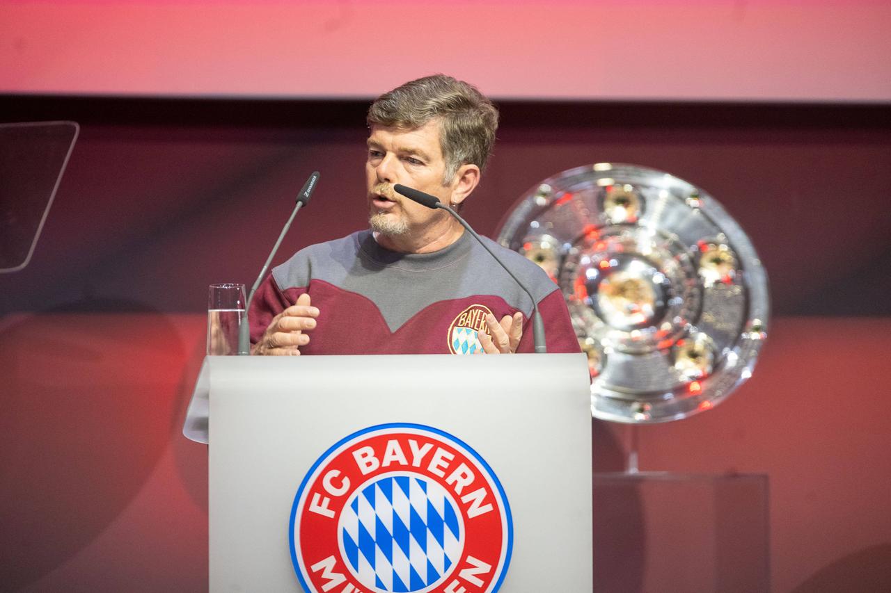 Thomas Jaud auf der Mitgliederversammlung des FC Bayern.