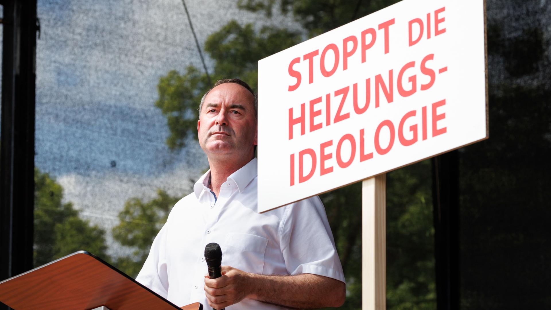 Bayern, Erding: Hubert Aiwanger, Wirtschaftsminister und Landesvorsitzender der Freien Wähler in Bayern, spricht bei einer Demonstration gegen die Klima-Politik der Ampelregierung unter dem Motto "Stoppt die Heizungsideologie".