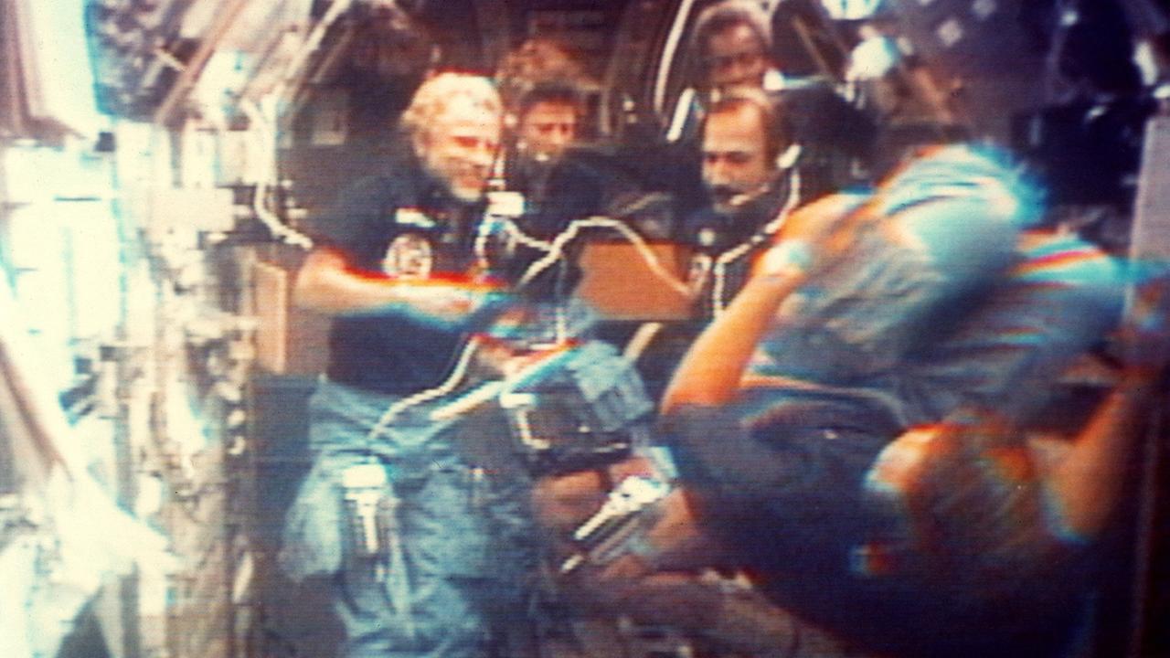 In der US-Raumfähre "Challenger" im Jahre 1985 (von lks.): Dr. Reinhard Furrer, Dr. Bonnie Dunbar, Dr. Guion Bluford, Dr. Wubbo Ockels und Dr. Ernst Messerschmid (beim Überschlag)