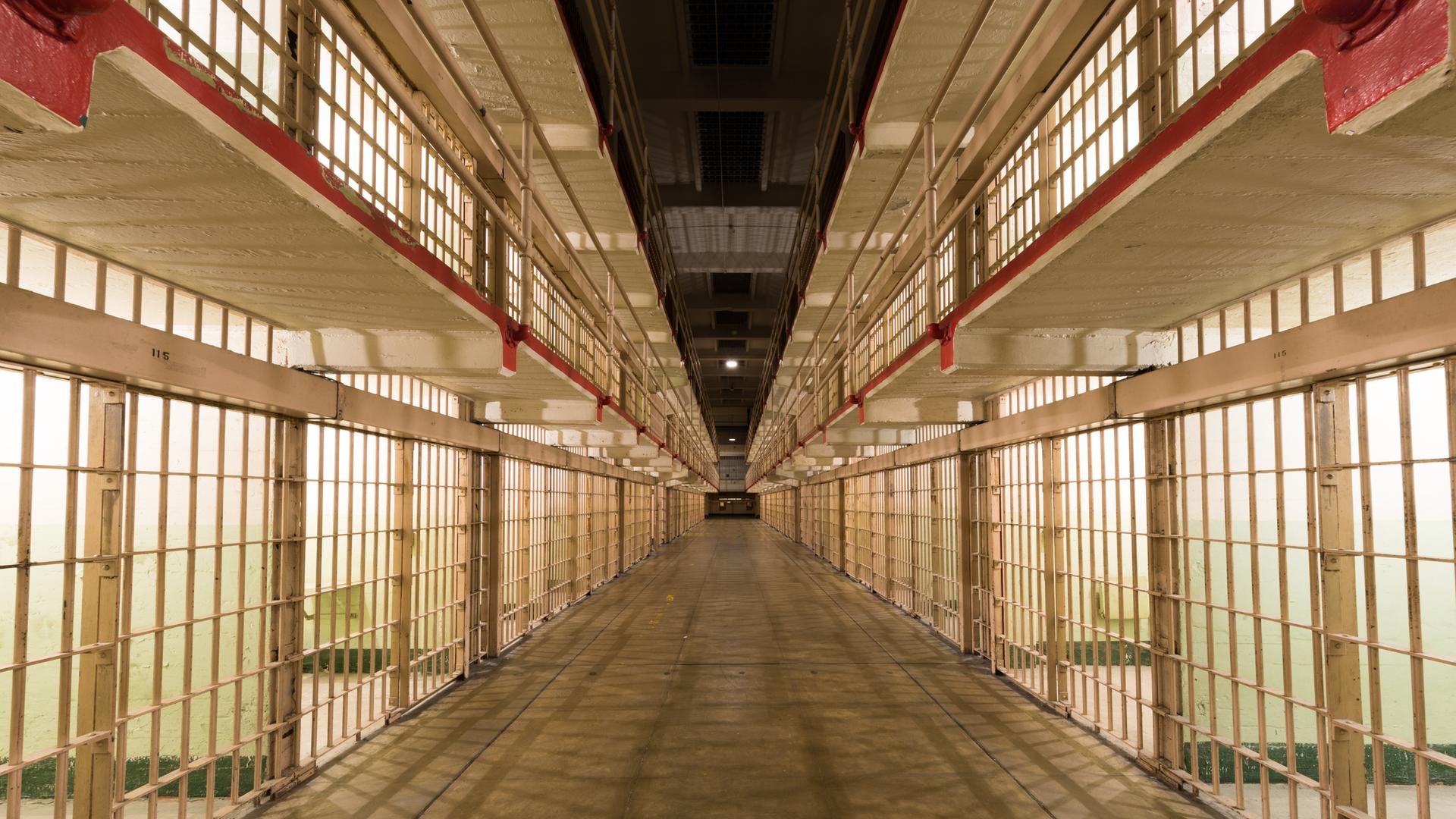 Leerer Gefängsnisflur mit Zellen auf der rechten und linken Seite im ehemaligen Hochsicherheitsgefängis von Alcatraz im US-Staat Kalifornien. Leerer Gefängsnisflur mit Zellen auf der rechten und linken Seite im ehemaligen Hochsicherheitsgefängis von Alcatraz im US-Staat Kalifornien.