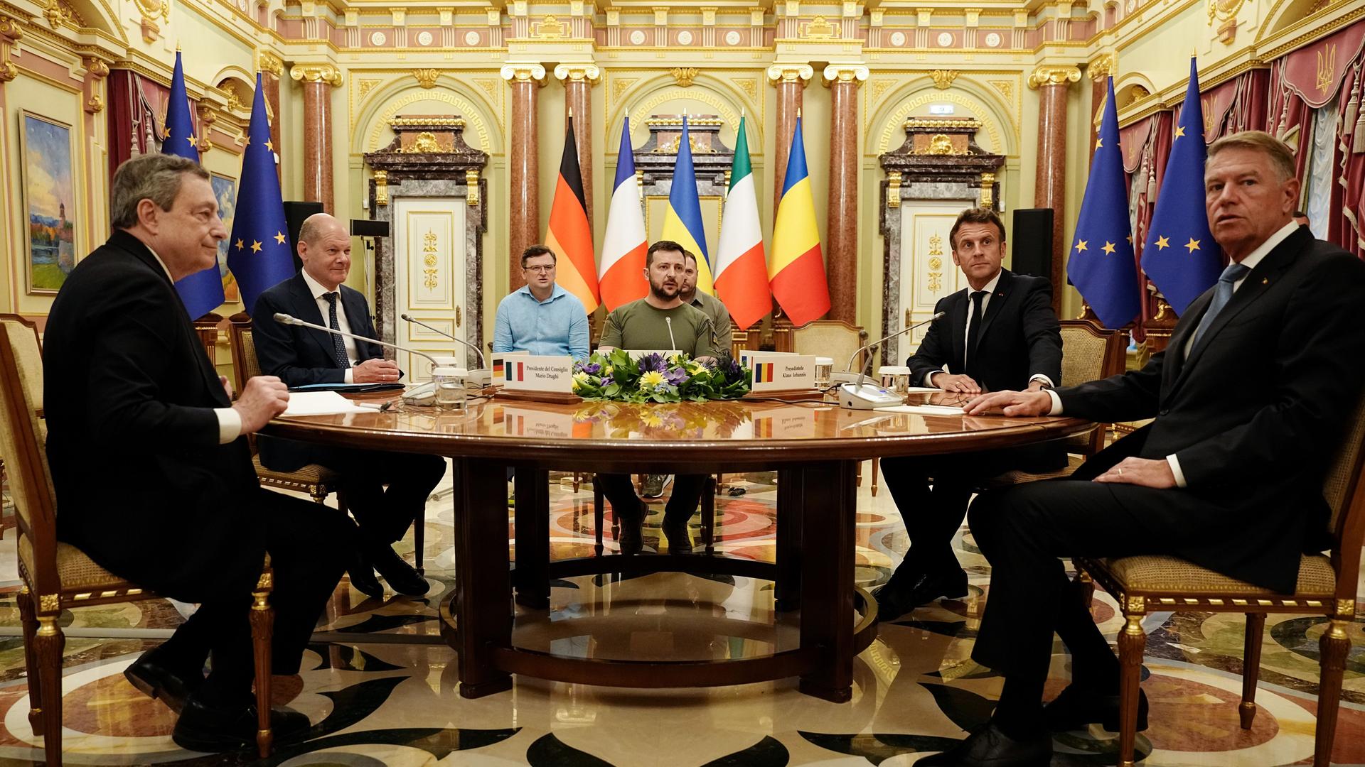 Ucraina, Kiev: il presidente ucraino Volodymyr Selenskiz (M), il primo ministro italiano Mario Draghi (L), il presidente Olaf Scholes (2° da sinistra, SPD), Emmanuel Macron (2° da destra), parlano alla tavola rotonda.  Presidente della Francia e Presidente della Romania Glas Iohanis (r).