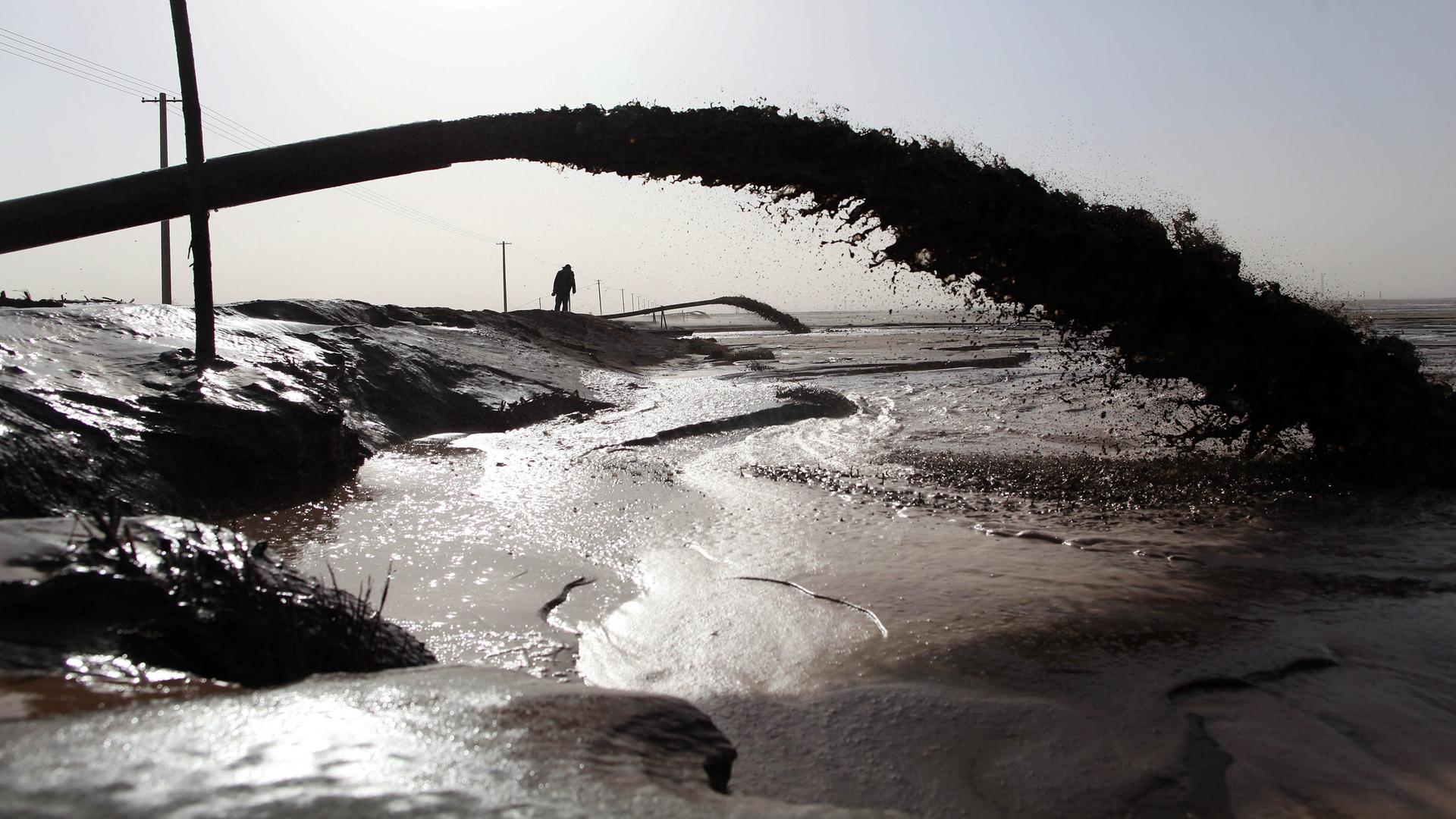 Schwarz-Weiß-Foto von den Auswirkungen auf die Natur beim Abbau von Seltenen Erden im chinesischen Baotou, Innere Mongolei. Schwarz-Weiß-Foto von den Auswirkungen auf die Natur beim Abbau von Seltenen Erden im chinesischen Baotou, Innere Mongolei.