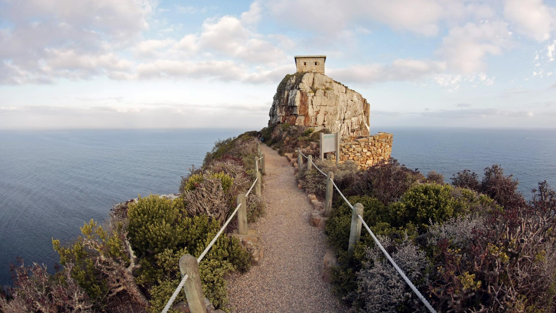 Weg mit dem Blick auf das Meer und den "Cape Point" am "Kap der Guten Hoffnung".