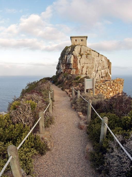 Weg mit dem Blick auf das Meer und den "Cape Point" am "Kap der Guten Hoffnung".