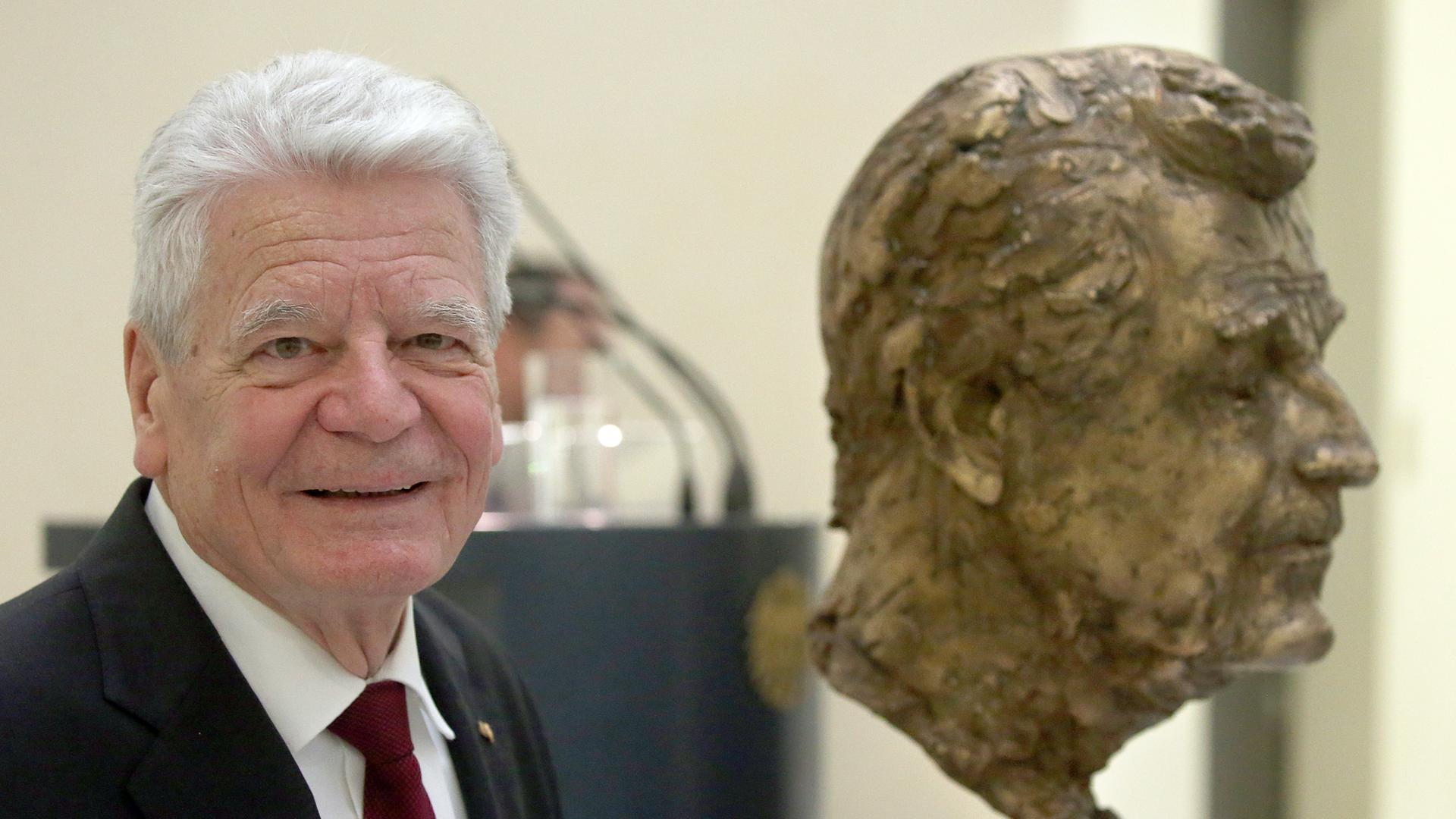Büste für Ex-Bundespräsident - Steinmeier würdigt Gaucks Mut zur Kontroverse