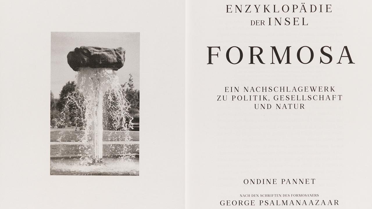 Der Innentitel von Ondine Pannets "Enzyklopädie der Insel Formosa" zeigt auf der linken Seite einen Springbrunnen, auf dessen Fontäne ein Fels zu schweben scheint. Der Innentitel von Ondine Pannets "Enzyklopädie der Insel Formosa" zeigt auf der linken Seite einen Springbrunnen, auf dessen Fontäne ein Fels zu schweben scheint.
