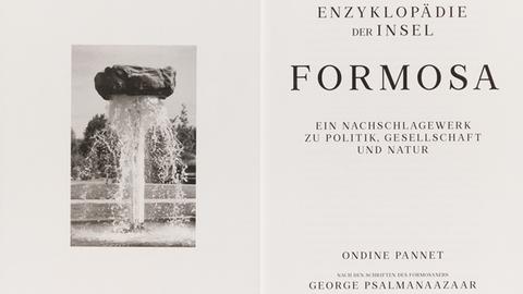Der Innentitel von Ondine Pannets "Enzyklopädie der Insel Formosa" zeigt auf der linken Seite einen Springbrunnen, auf dessen Fontäne ein Fels zu schweben scheint.