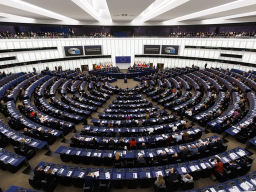 Abgeordnete und Gäste sitzen während den Feierlichkeiten zum 70-jährigen Bestehen im Gebäude des Europäischen Parlaments. Das Europäische Parlament feiert mit einem Festakt 70 Jahre gelebte Demokratie.