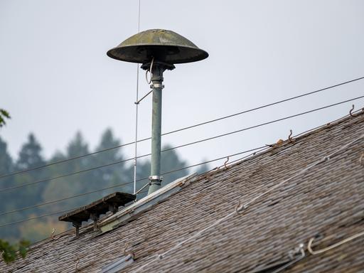 Eine Warnsirene steht auf dem Dach der Grundschule.