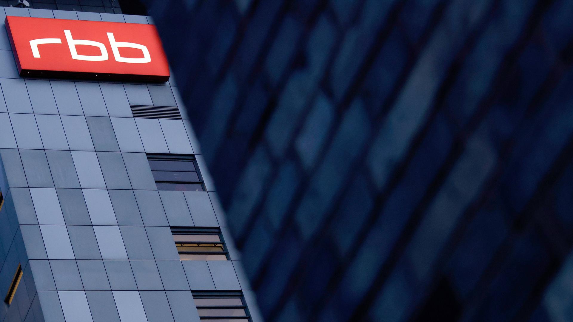 Das beleuchtete Logo des Senders Rundfunk Berlin-Brandenburg (RBB) ist an der Fassade am Sitz des Senders an der Masurenallee angebracht. Das beleuchtete Logo des Senders Rundfunk Berlin-Brandenburg (RBB) ist an der Fassade am Sitz des Senders an der Masurenallee angebracht.