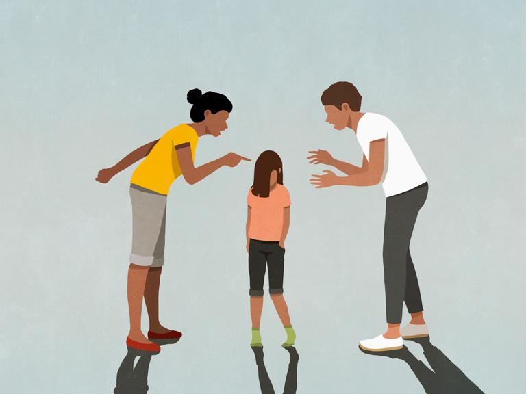 Illustration: Ein Kind steht mit gesenktem Kopf zwischen zwei Erwachsenen. Eine Person zeigt den erhobenen Zeigefinger. Die andere gestikuliert. Beide reden auf das Kind ein.