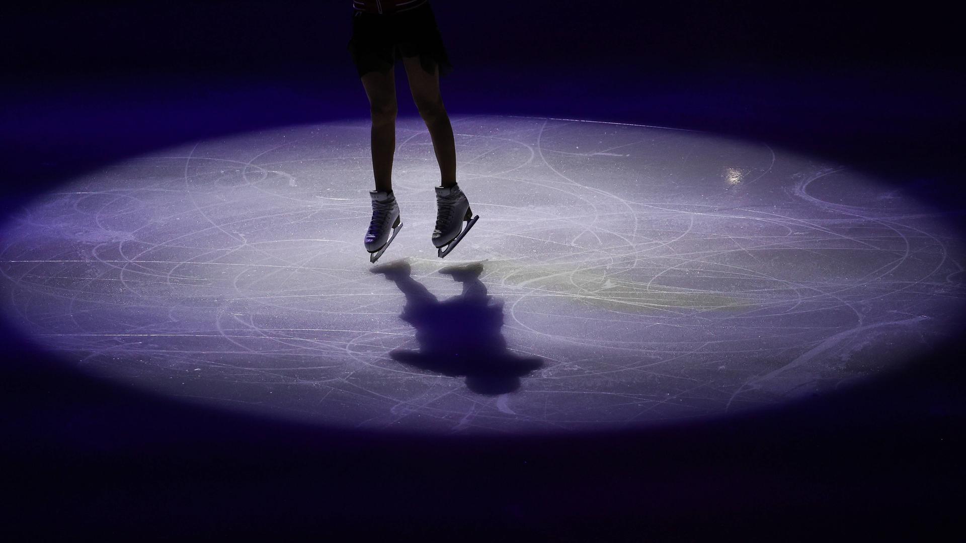 Eine Eiskunstläuferin bei der WM 2022 in Montpellier. Eine Eiskunstläuferin bei der WM 2022 in Montpellier.